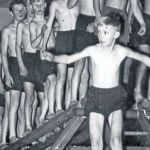Unsere Oberkörper waren beim Sport meist nackt und Schläge der Lehrerin auf den Rücken sehr schmerzhaft und lange sichtbar