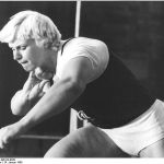 ADN-ZB Mittelstädt 24.01.1980 Berlin: Ilona Slupianek stieß 21,52 m-Auf ausgezeichnete 21,52 m kam Kugelstoß-Europameisterin Ilona Slupianek am 23.01.1980 bei einem Hallen-Sportfest in der Hauptstadt. Die Berliner Dynamo-Sportlerin verfehlte damit ihre eigens DDR-Hallen-Bestleistung nur um sieben Zentimeter. Foto von einem früheren Wettkampf.