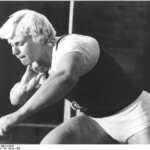 ADN-ZB Mittelstädt 24.01.1980 Berlin: Ilona Slupianek stieß 21,52 m-Auf ausgezeichnete 21,52 m kam Kugelstoß-Europameisterin Ilona Slupianek am 23.01.1980 bei einem Hallen-Sportfest in der Hauptstadt. Die Berliner Dynamo-Sportlerin verfehlte damit ihre eigens DDR-Hallen-Bestleistung nur um sieben Zentimeter. Foto von einem früheren Wettkampf.