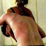 Du bist eine Frau mit möglichst großen, kräftigen Händen und traust dir zu, zwölf solcher Handabdrücke auf dem Körper des Gegenparts zu hinterlassen? Und du bist ein Mann, möglichst klein, schmächtig, jung und hellhäutig? Dann melde dich für eine kurze Foto- oder Film-Session in Rostock. im Schwitzkasten