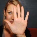 Ich besog’s dir mit meiner flachen Hand. Und zwar ordentlich. Das kannst du mir glauben, mein Bürschen. Dein kleiner Arsch wird wie Feuer brennen, wenn ich mit dir fertig bin.