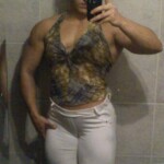 Schick ein Selfie von dir, auch wenn du nicht ganz an die Oberschenkel von Michaela Viscido ( Foto ) herankommst.
