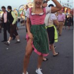 Sophia Thiel zeigt ihre Muckis auf der Wiesn