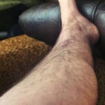 Du bist eine Frau mit außergewöhnlich stark behaarten Beinen? Ich suche dich für eine Foto-Serie.